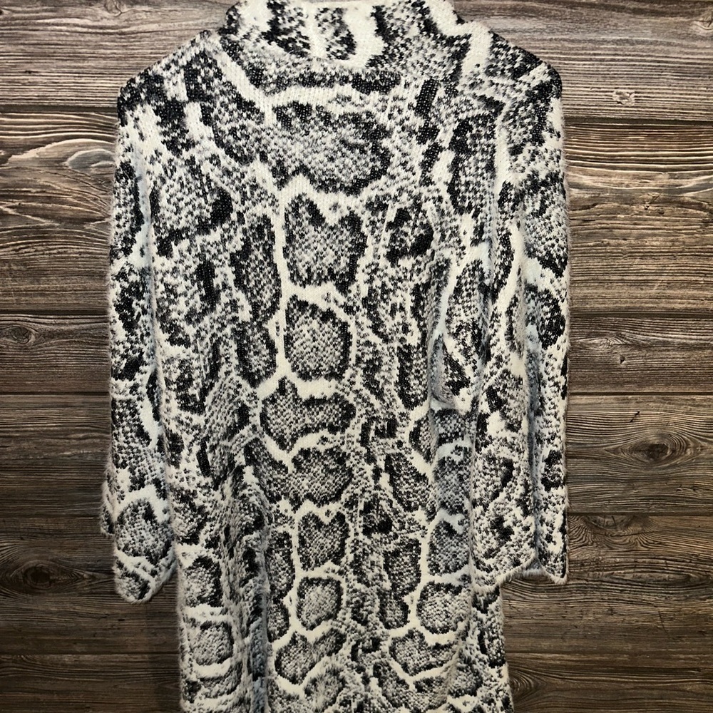 Anthropologie Akemi + Kin Sigrid Fuzzy Snake Skin Kimono Gray White Cardigan - Picture 4 of 11
